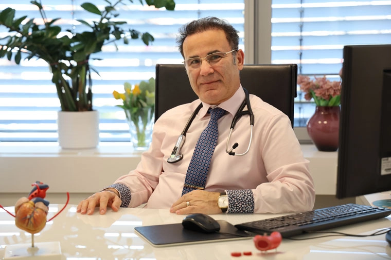 Hausarztpraxis Baytak Hausarzt Baytak sitzt auf seinem Schreibtisch